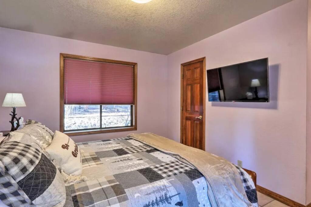 Kathys Cabin, King Bed, Hot Tub, Near-Nau & Downtown Attractions, Perfect Year-Round Mountain Getaway フラッグスタッフ エクステリア 写真