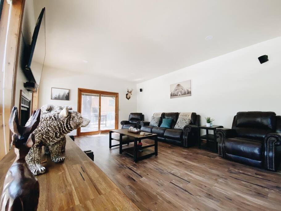 Kathys Cabin, King Bed, Hot Tub, Near-Nau & Downtown Attractions, Perfect Year-Round Mountain Getaway フラッグスタッフ エクステリア 写真