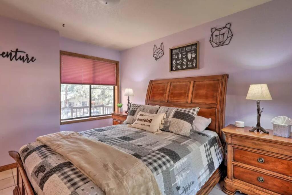 Kathys Cabin, King Bed, Hot Tub, Near-Nau & Downtown Attractions, Perfect Year-Round Mountain Getaway フラッグスタッフ エクステリア 写真