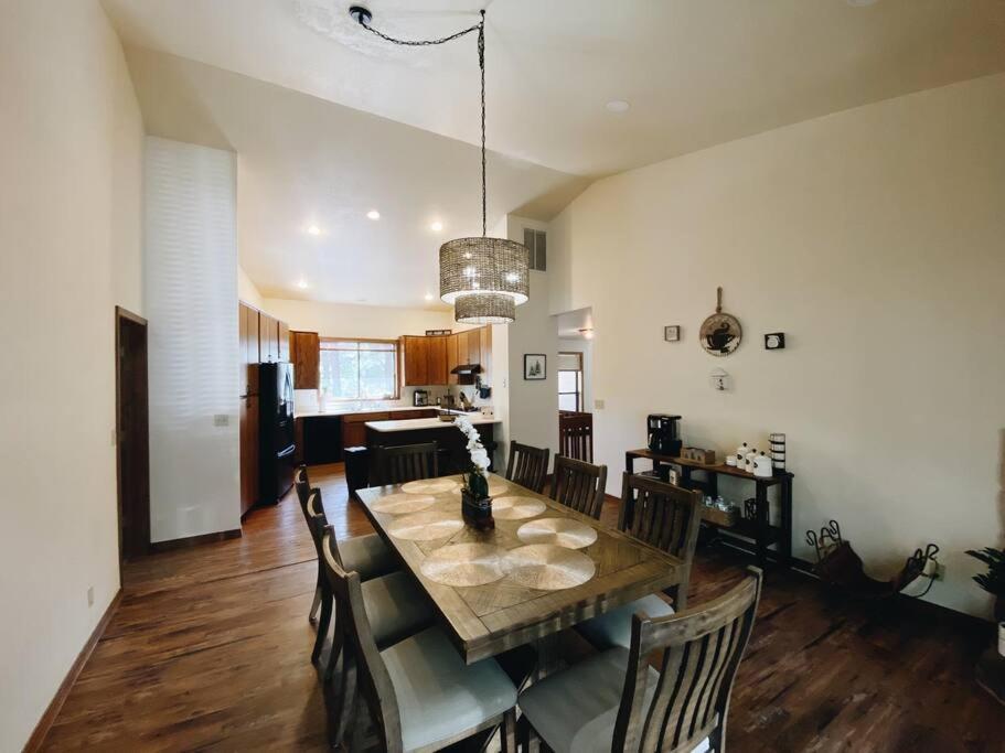 Kathys Cabin, King Bed, Hot Tub, Near-Nau & Downtown Attractions, Perfect Year-Round Mountain Getaway フラッグスタッフ エクステリア 写真