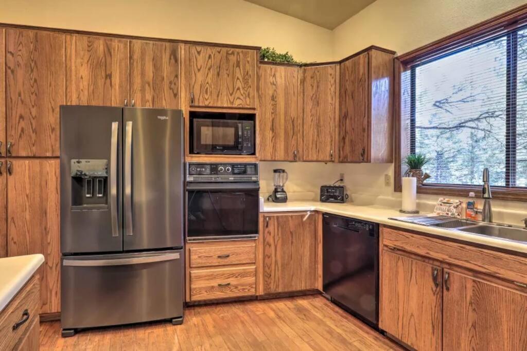 Kathys Cabin, King Bed, Hot Tub, Near-Nau & Downtown Attractions, Perfect Year-Round Mountain Getaway フラッグスタッフ エクステリア 写真