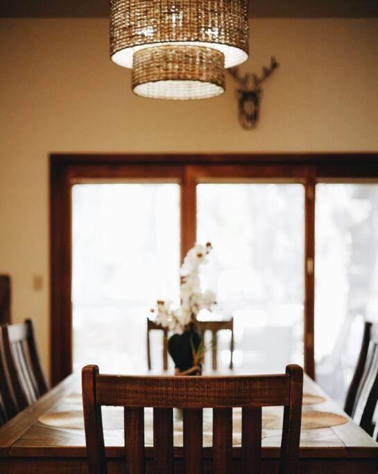 Kathys Cabin, King Bed, Hot Tub, Near-Nau & Downtown Attractions, Perfect Year-Round Mountain Getaway フラッグスタッフ エクステリア 写真
