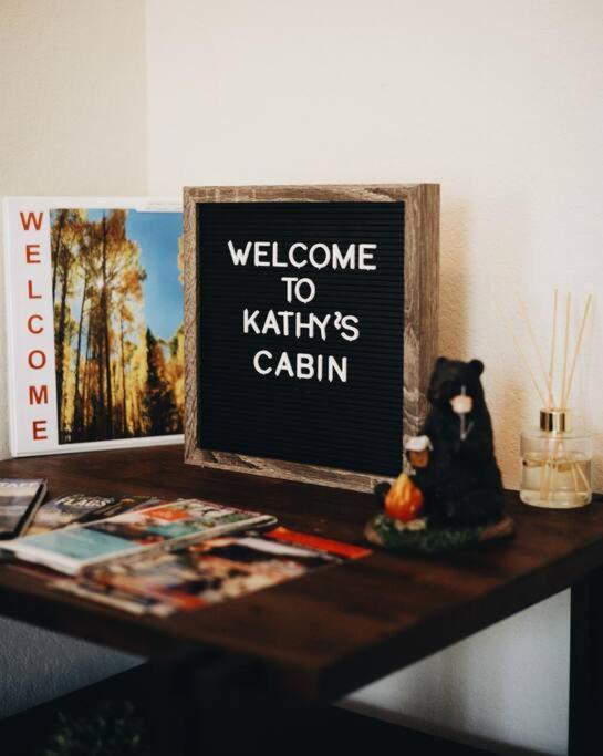 Kathys Cabin, King Bed, Hot Tub, Near-Nau & Downtown Attractions, Perfect Year-Round Mountain Getaway フラッグスタッフ エクステリア 写真