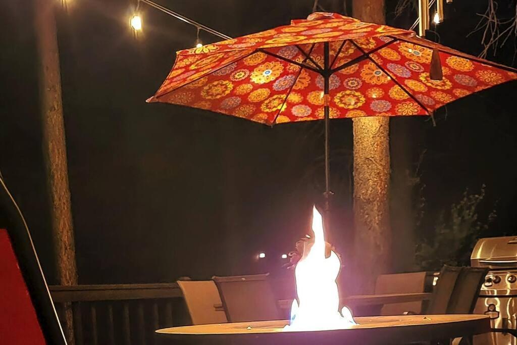 Kathys Cabin, King Bed, Hot Tub, Near-Nau & Downtown Attractions, Perfect Year-Round Mountain Getaway フラッグスタッフ エクステリア 写真