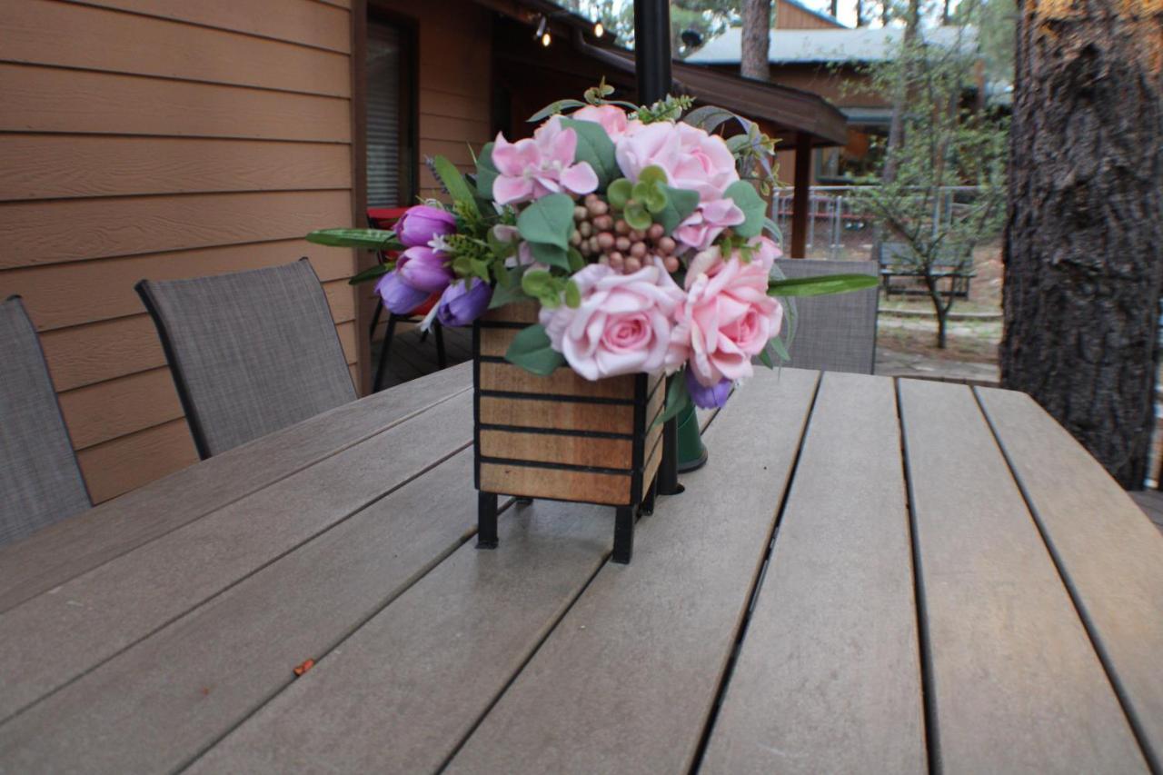 Kathys Cabin, King Bed, Hot Tub, Near-Nau & Downtown Attractions, Perfect Year-Round Mountain Getaway フラッグスタッフ エクステリア 写真