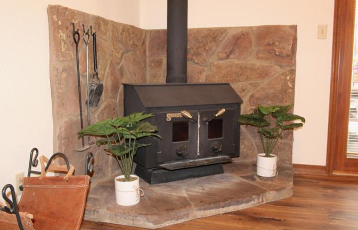 Kathys Cabin, King Bed, Hot Tub, Near-Nau & Downtown Attractions, Perfect Year-Round Mountain Getaway フラッグスタッフ エクステリア 写真