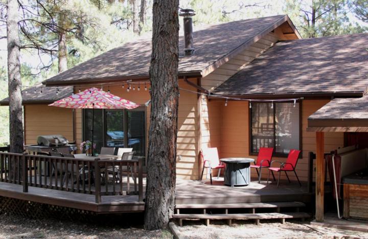 Kathys Cabin, King Bed, Hot Tub, Near-Nau & Downtown Attractions, Perfect Year-Round Mountain Getaway フラッグスタッフ エクステリア 写真