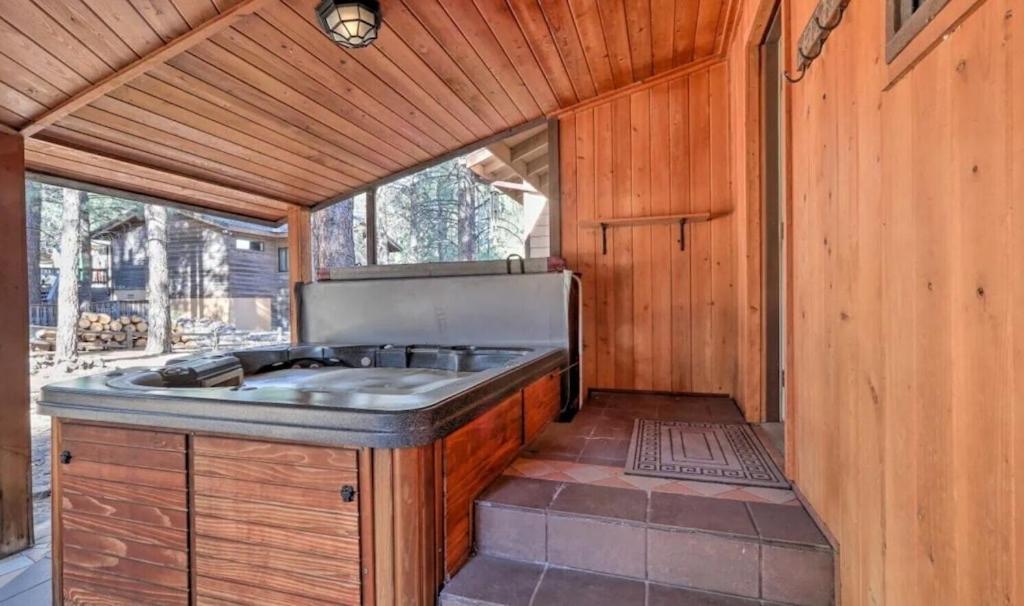 Kathys Cabin, King Bed, Hot Tub, Near-Nau & Downtown Attractions, Perfect Year-Round Mountain Getaway フラッグスタッフ エクステリア 写真