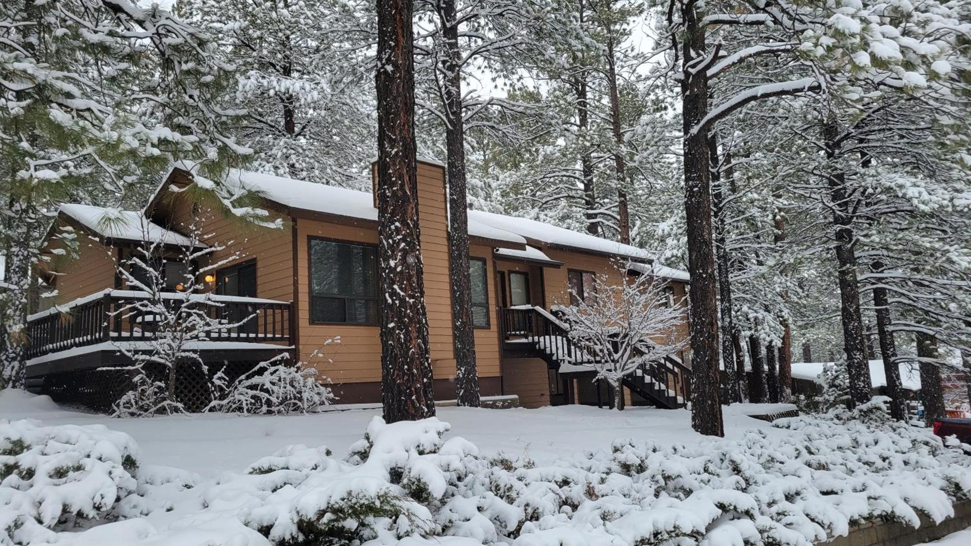 Kathys Cabin, King Bed, Hot Tub, Near-Nau & Downtown Attractions, Perfect Year-Round Mountain Getaway フラッグスタッフ エクステリア 写真